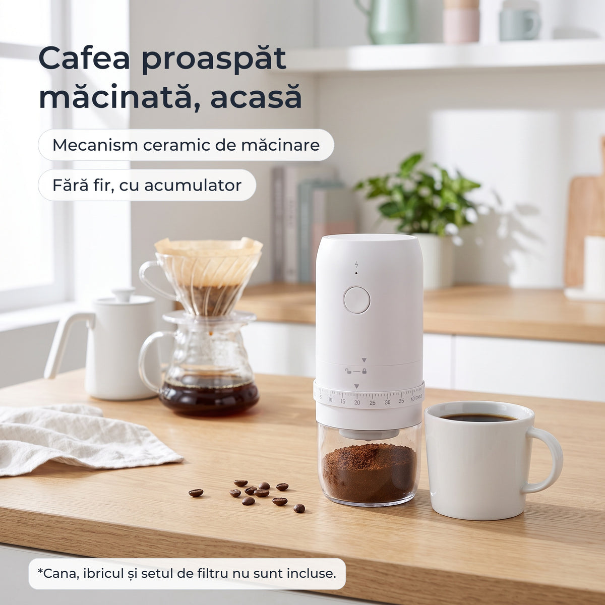 Cafea proaspăt măcinată acasă cu râșnița electrică albă, lângă un set de cafea la filtru