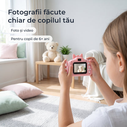Fetiță care fotografiază un ursuleț cu aparatul foto roz pentru copii 