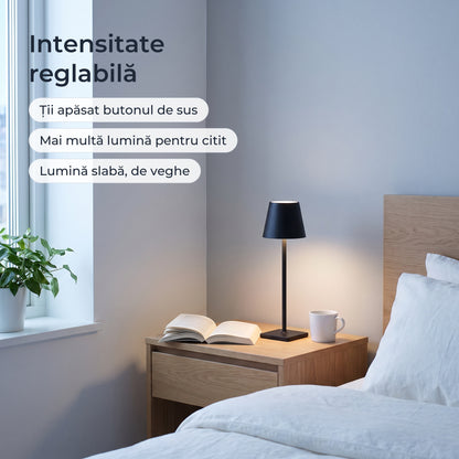 Lampa neagră pe noptieră, cu intensitatea redusă la lumină de veghe 