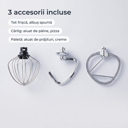 Cele 3 accesorii incluse: tel pentru frișcă, cârlig pentru aluat de pâine, paletă pentru aluat de prăjituri 