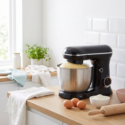 Mixer planetar negru în bucătărie, frământând aluat 