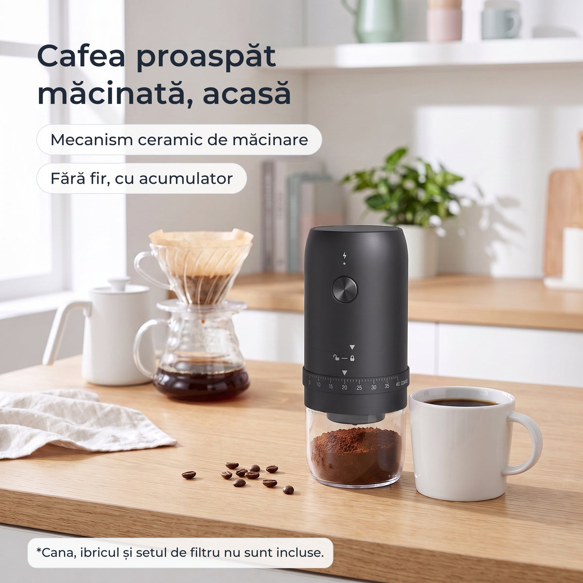 Cafea proaspăt măcinată acasă cu râșnița electrică neagră, lângă un set de cafea la filtru 
