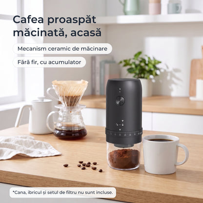 Cafea proaspăt măcinată acasă cu râșnița electrică neagră, lângă un set de cafea la filtru 
