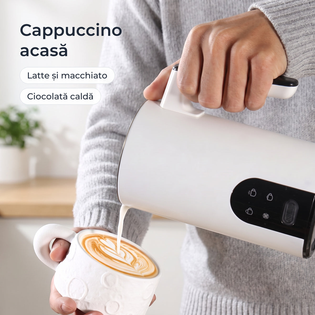 Lapte spumat turnat din spumătorul alb peste un cappuccino 