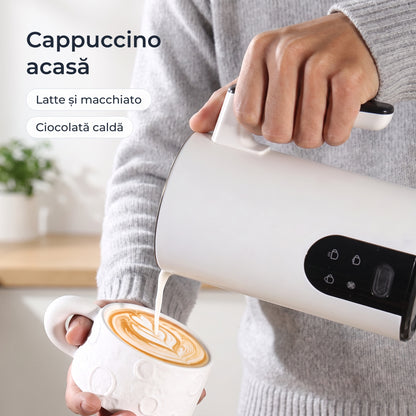 Lapte spumat turnat din spumătorul alb peste un cappuccino 