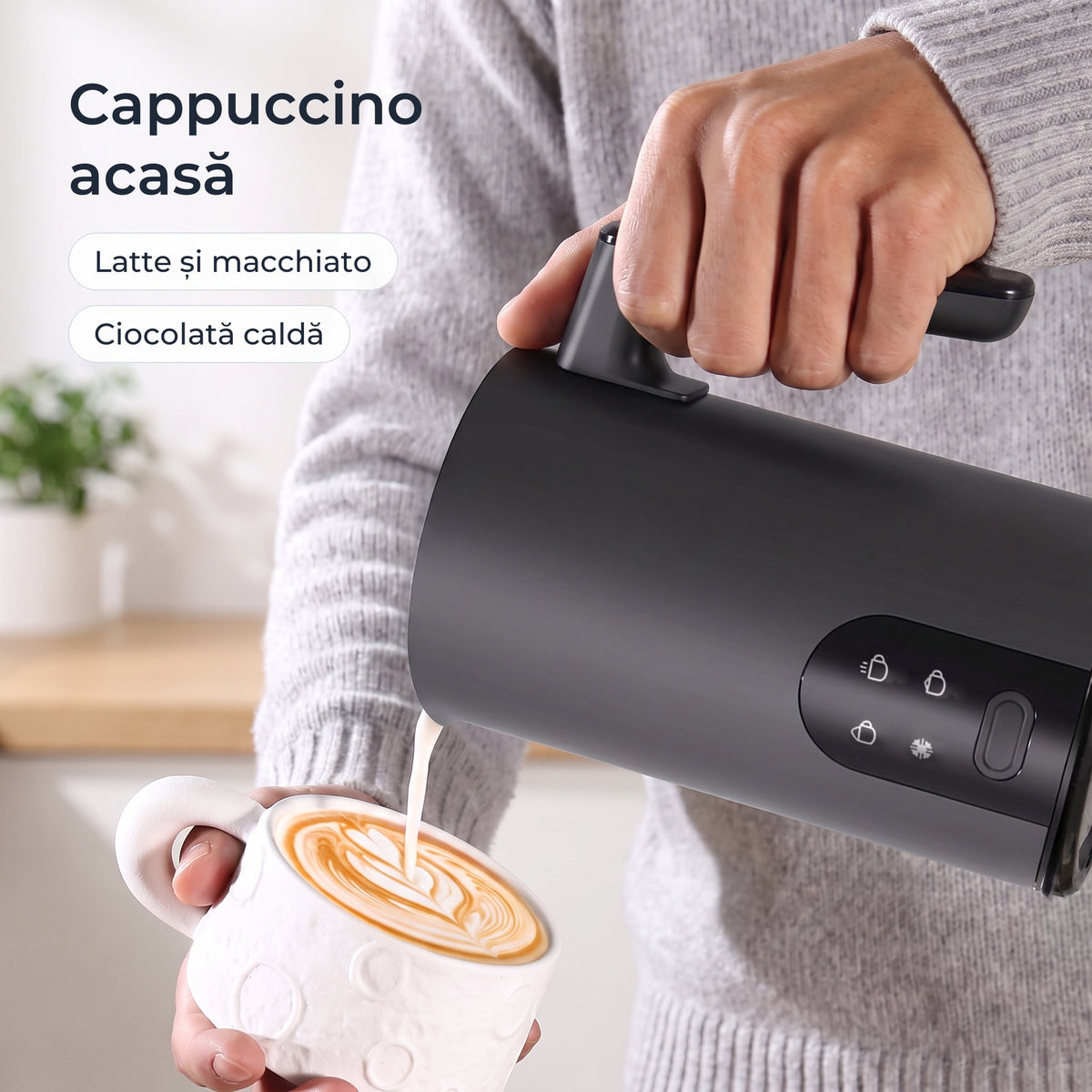 Lapte spumat turnat din spumătorul negru peste un cappuccino 