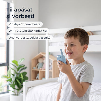 Băiat care vorbește în stația bleu de walkie-talkie video ținând apăsat butonul de vorbit; cele 2 stații vin deja împerecheate