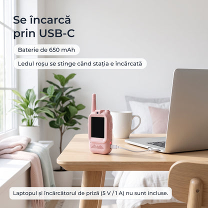Stația roz de walkie-talkie video la încărcat prin cablu USB-C, cu ledul roșu aprins; baterie de 650 mAh