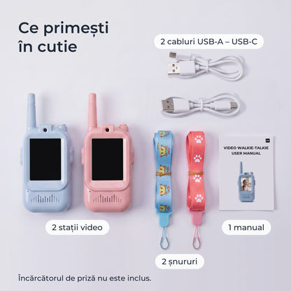 Conținutul cutiei: 2 stații video, 2 cabluri USB-A – USB-C, 2 șnururi de gât și manualul; încărcătorul de priză nu este inclus